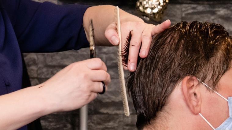 Friseursalons blieben in Coronakrise geschlossen.