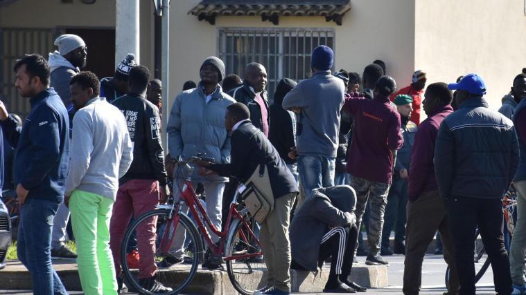 Für viele afrikanische Saisonarbeiter könnte dies eine Gelegenheit sein, die ersehnte Aufenthaltsgenehmigung zu erhalten, heißt es in Regierungskreisen in Rom. Die Lega stemmt sich dagegen.