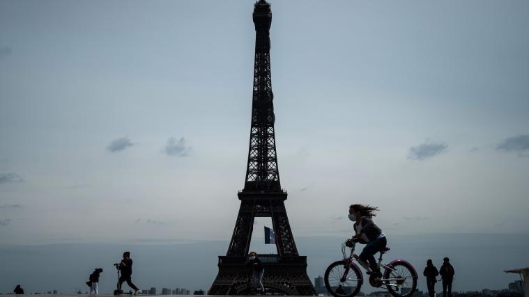 In Paris kehrt wieder Leben ein.