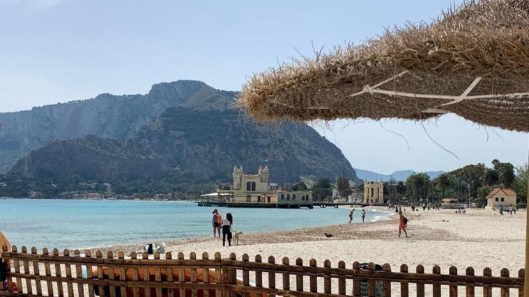 Inneritalienische Reisefreiheit ab 1. Juni: Im Bild der Strand von Mondello (Sizilien).