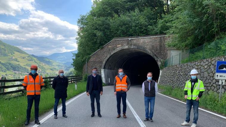 Mattironi, Abteilungsdirektor Pagani, LR Alfreider, Michael Goller, BM Leiter und Giordani bei der Übergabe der Arbeiten für den Tunnel.