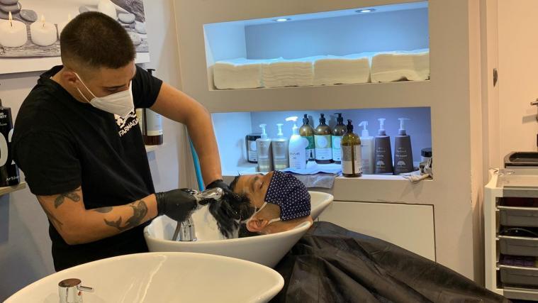 Mehrere Friseure in Bozen haben am Montag bereits wieder ihre ersten Kunden empfangen.