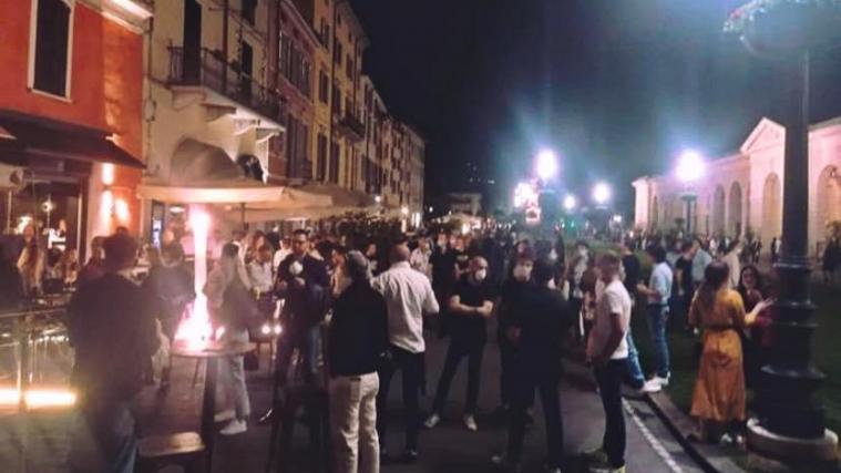 Menschen in Italien versammeln sich, ohne die Sicherheitsmaßnahmen zu beachten.