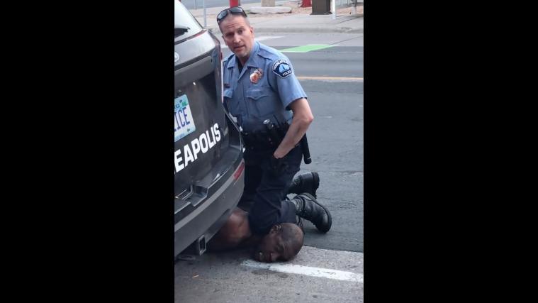 Minutenlang kniete ein Polizist in den USA auf dem Hals eines Mannes – er starb später im Krankenhaus.