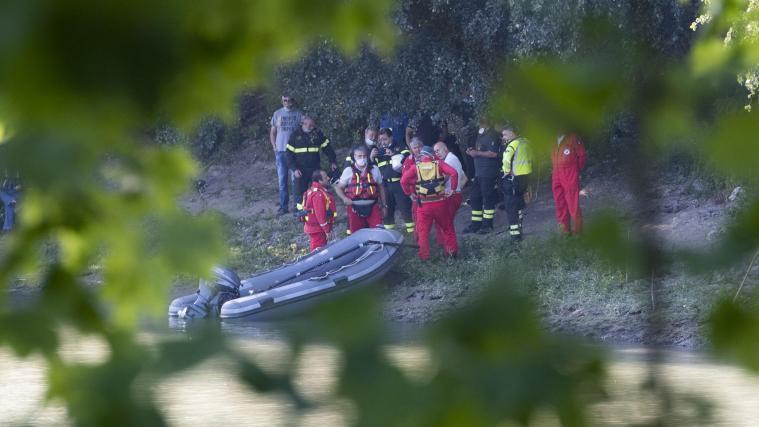 Mit Schlauchbooten suchen die Rettungskräfte nach dem Flugschüler.