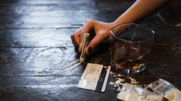 Personen mit Abhängigkeitserkrankungen greifen in Corona-Zeiten vermehrt zu Kokain und Alkohol.