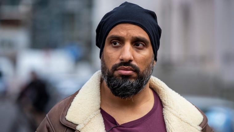 Reporter Abdelkarim und sein Team wurden von Vermummten attackiert.