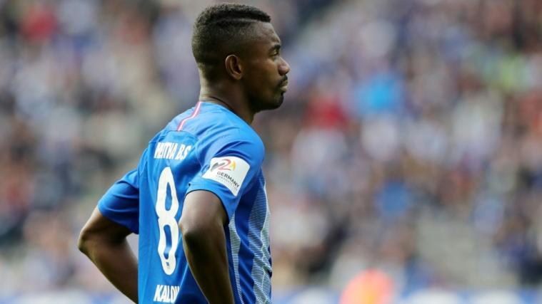 Salomon Kalou verletzte die Corona-Regeln und wurde von seinem Verein dafür suspendiert.