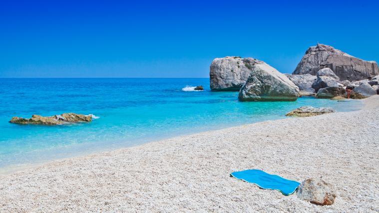 Sardinien will in Hinblick auf den Neustart der Tourismussaison einen „Gesundheitspass“ für Besucher einführen. Touristen, die auf der Mittelmeerinsel per Fähre oder Flugzeug eintreffen, sollen eine Woche zuvor negativ getestet worden sein.