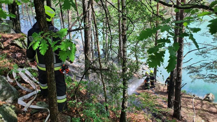 Schwieriger Einsatz der Feuerwehren oberhalb des Stausees in Franzensfeste.