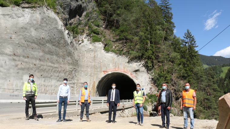 Übergabe in St. Pankraz: (v.l.) Bauleiter Rupert Marinelli, Amtsdirektor Strimmer, Firmenvertreter Emilio Bianchi, Landesrat Alfreider, Firmenvert. Michael Auer, Bürgermeister Holzner, und Firmenvertreter Mauro Fain