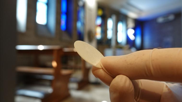 Vor dem Austeilen der Kommunion sollen Geistliche und Kommunionhelfer ihre Hände desinfizieren und Einweghandschuhe anziehen.