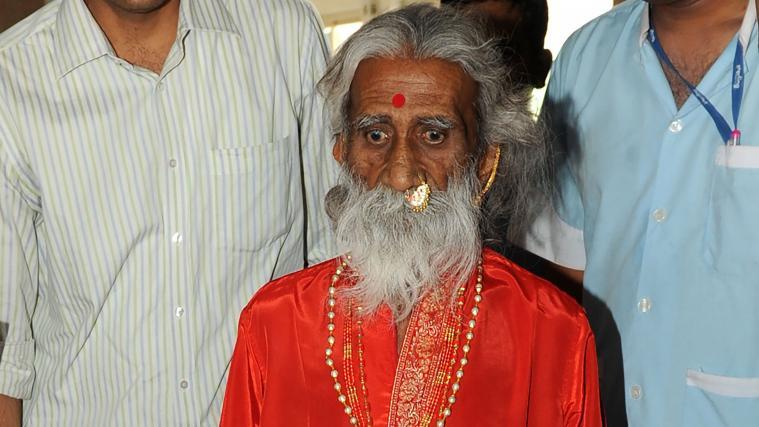 Yogi Prahlad Jani (m.) auf einem Foto aus dem Jahr 2010.