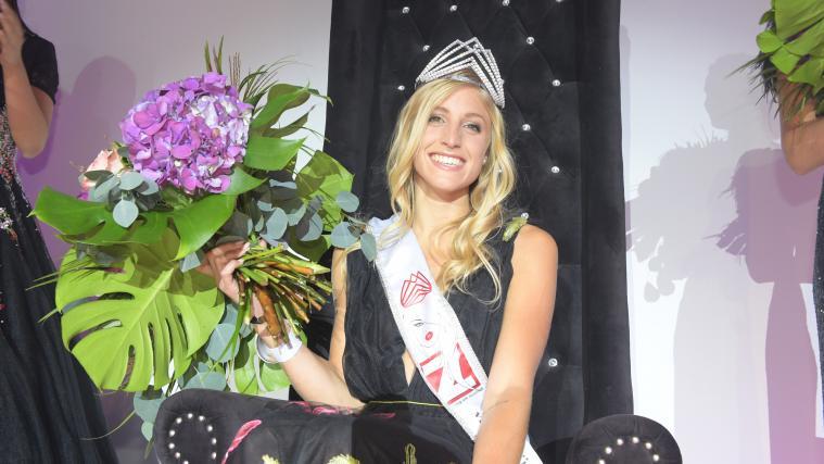 „Zett“-Miss-Südtirol 2020 Katia Bettin darf eine „Ehrenrunde“ auf dem Miss-Thron drehen.
