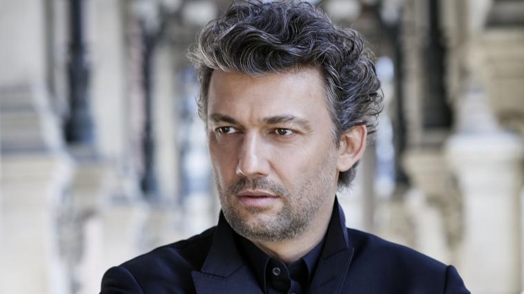 Am 28. und am 31. Juli tritt Jonas Kaufmann auf dem Hauptplatz Neapels, der Piazza del Plebiscito, auf.