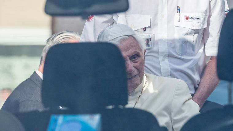Am Samstag besuchte der frühere Papst erneut seinen schwer kranken Bruder.