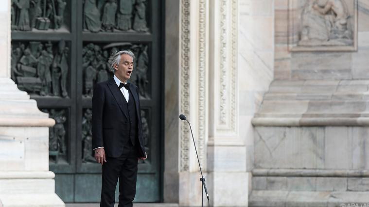 Auch Andrea Bocelli soll bald wieder vor Publikum singen können.