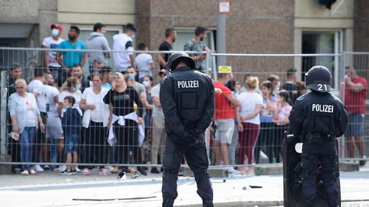 Aufruhr vor abgesperrtem Wohnkomplex in Göttingen.