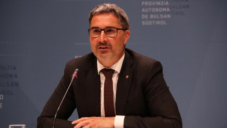 Aus den Ermittlungsakten gehe hervor, „dass alle Anschuldigungen gegenüber Landeshauptmann Arno Kompatscher völlig haltlos sind und jeder Grundlage entbehren".