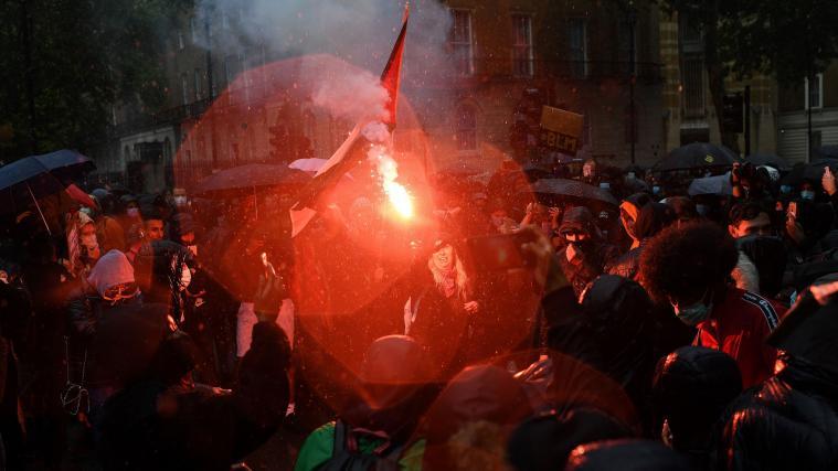 Bei gewaltsamen Demonstrationen wurden rund 14 Polizisten in London verletzt.