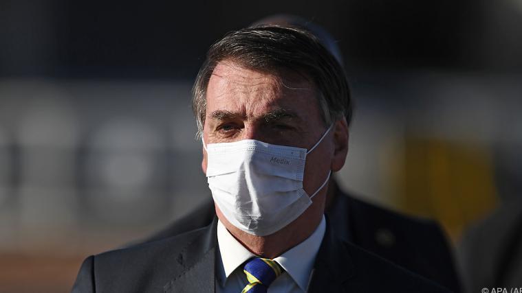 Bolsonaro ist nun auch mit Maske zu sehen.