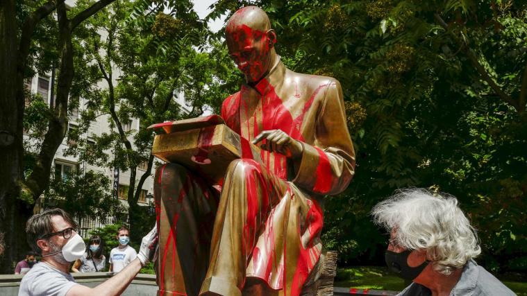 Das Indo-Montanelli-Denkmal wurde mit roter Farbe beschmiert.