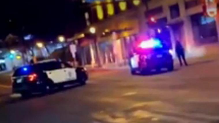 Der Angreifer sei weiter auf freiem Fuß, erklärte die Polizei. Es liege keine Beschreibung eines möglichen Tatverdächtigen vor.