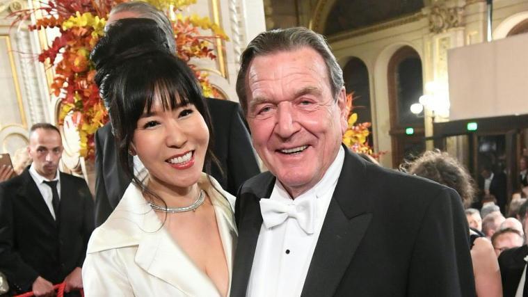 Der ehemalige Deutsche Bundeskanzler Gerhard Schröder (r.) mit Ehefrau Soyeon Kim (l.) auf der Feststiege im Rahmen des Wiener Opernballes am Donnerstag, 28. Februar 2019, in der Wiener Staatsoper.