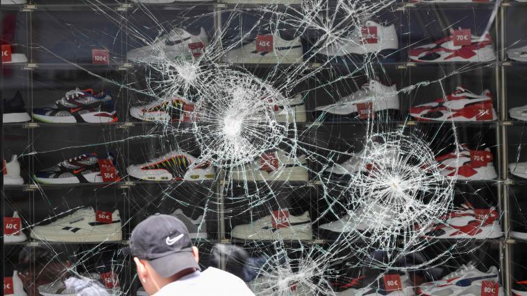 Die Krawallmacher schmissen Pflastersteine auf vorbeifahrende Polizeiautos, schlagen Schaufenster auf der Stuttgarter Shoppingmeile ein und plündern Geschäfte.