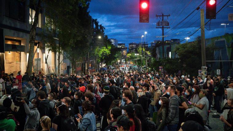 Die Straßen in Seattle sind gefüllt mit Demonstranten.