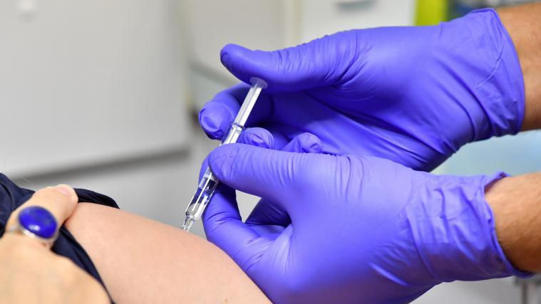 Die Zeit drängt und die Wissenschaft forscht weiter – fieberhaft wird ein Impfstoff gegen das Coronavirus gesucht.
