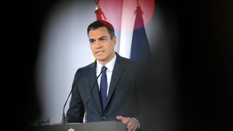 Ein anonymes Video mit Schüssen auf Fotos des Regierungschefs Pedro Sánchez sorgt in Spanien für Aufruhr.