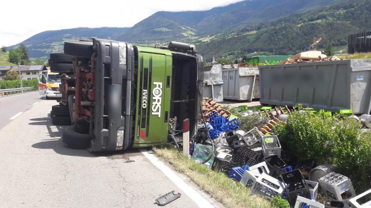 Der Fahrer des Lkw erlitt schwere Kopfverletzungen.