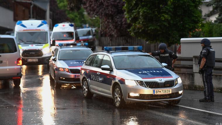 Einsatzkräfte der Polizei im Rahmen der Festnahme in Imst.