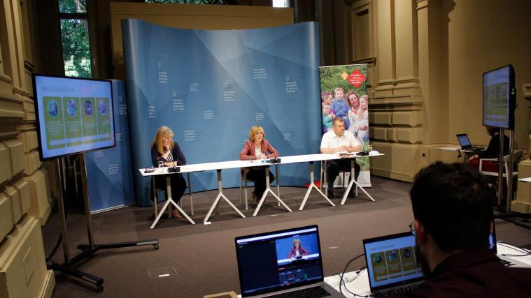 Gemeinsam mit Martina Ladurner (l.) und Karlheinz Malojer (r.) hat Landesrätin Deeg (Mitte) über die Herausforderungen für die Sommerbetreuung 2020 berichtet.