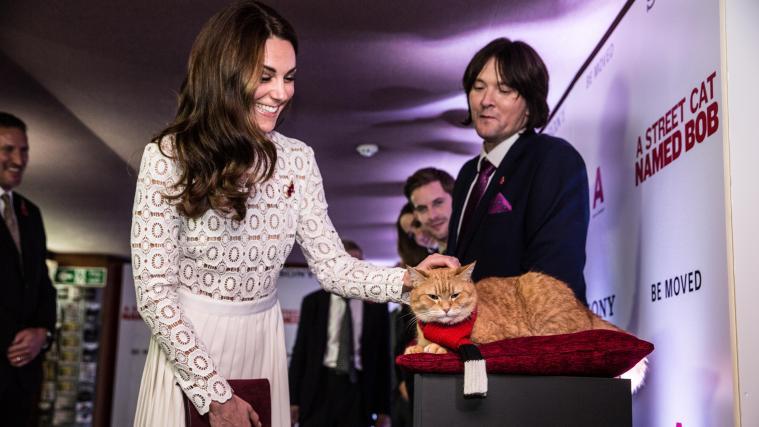 Herzogin Catherine (links) mit Bob bei der Filmpremiere.