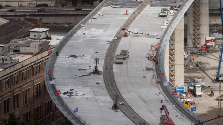 Im August soll die neue Brücke für den Verkehr öffnen.