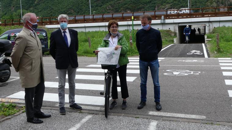 Im Bild: Thomas Baumgartner (Fercam, v.l.), Bürgermeister Renzo Caramaschi, Stadträtin Marialaura Lorenzini und Amtsdirektor Ivan Moroder.