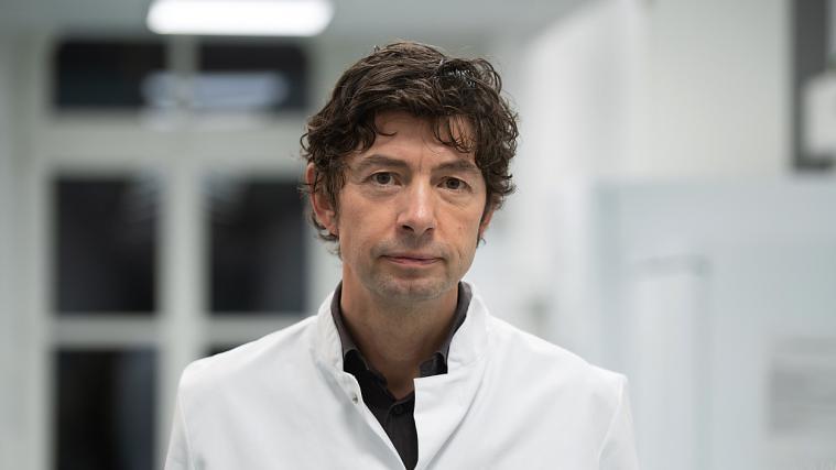 Im prämierten Podcast erklärt Christian Drosten die neuesten Entwicklungen der Coronavirus-Pandemie.