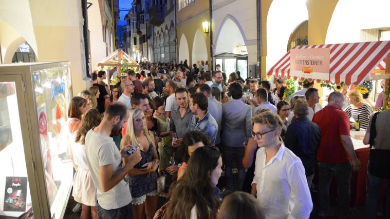 In Scharen kommen Weinliebhaber aus nah und fern seit Jahren zur Lorenzinacht in die Bozner Altstadt. Dieses Jahr wegen Corona leider nicht.