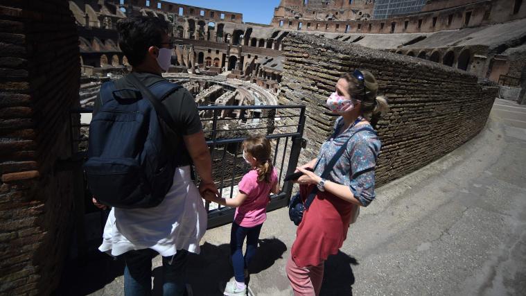 Italien öffnet seine Grenzen. Im Bild, Besucher beim Kolosseum in Rom (Archivbild).