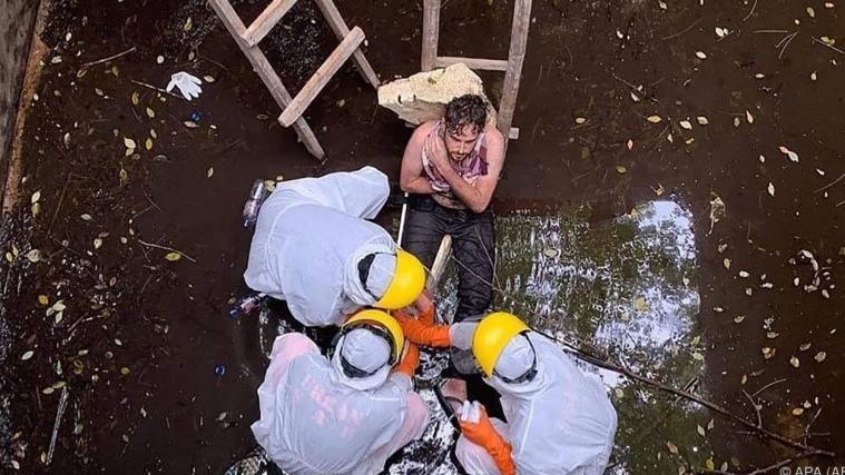 Jacob Roberts wird auch einem Brunnen auf Bali gerettet.