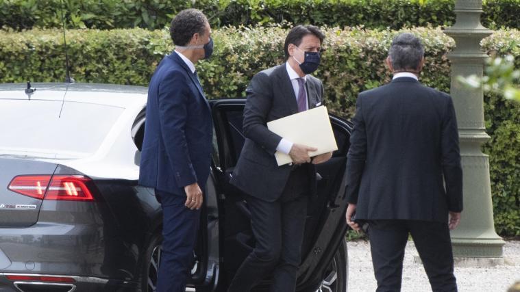 Ministerpräsident Conte (Mitte) auf dem Weg zur Neustart-Konferenz.