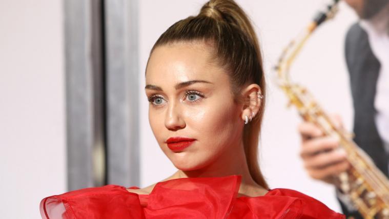 Musikerin Miley Cyrus sang vor leeren Rängen.