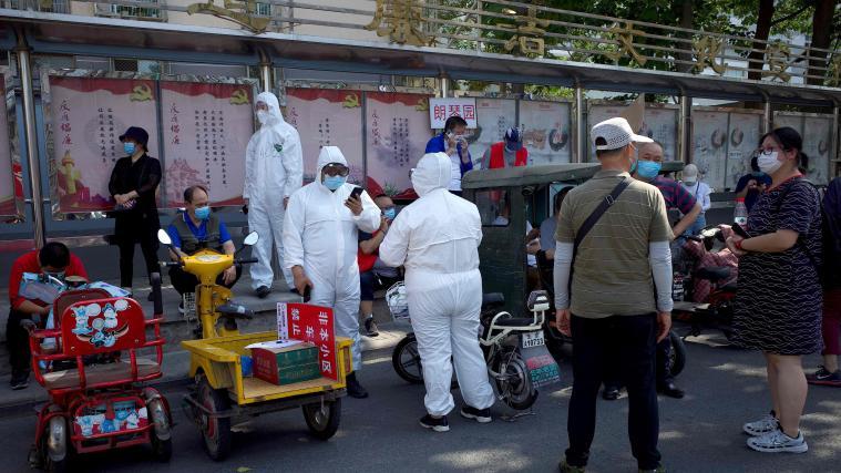 Nachdem China über viele Wochen kaum noch neue Erkrankungen gemeldet hatte, war es vergangene Woche auf dem Großmarkt Xinfadi in der chinesischen Hauptstadt zu einem Ausbruch gekommen, was Ängste vor einer neuen Virus-Welle schürte.