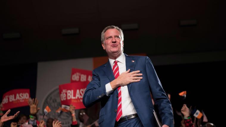 New Yorks Bürgermeister Bill de Blasio hat der Entfernung zugestimmt. Präsident Trump bezeichnete sie als „lächerlich“.