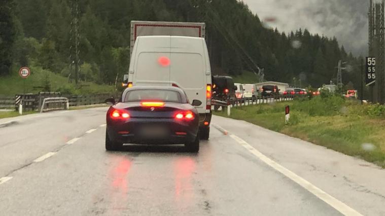 Noch am letzten Tag vor der Grenzöffnung wurden Kontrollen am Brenner durchgeführt, die zu langen Staus führten. „Lächerlich“, sagt ein STOL-Leser.