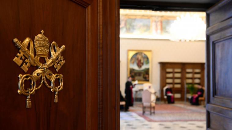 Papst Franziskus hat den polnischen Bischof Edward Janiak von seinen Pflichten entbunden.
