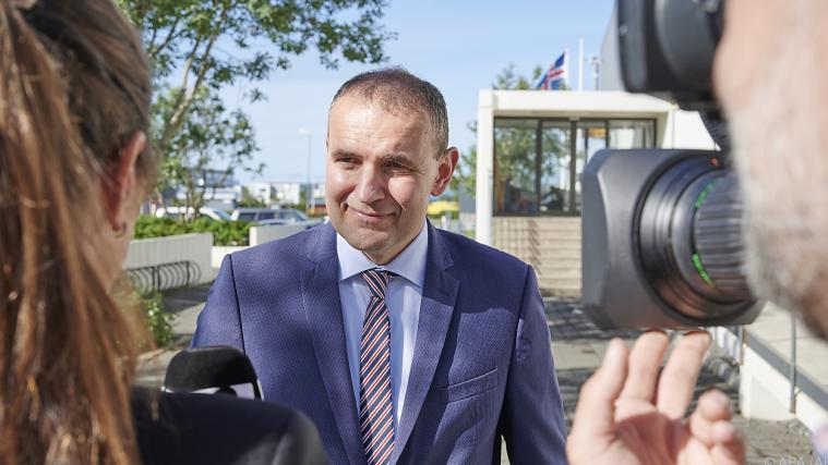 Präsident Johannesson bleibt im Amt.