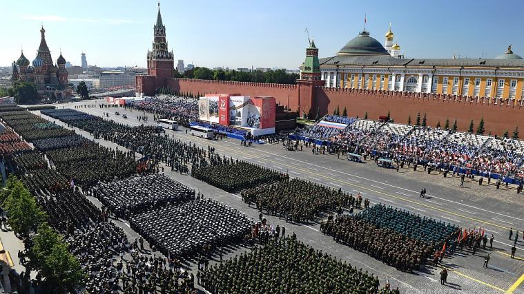 Russland lässt seine Truppen auf dem Roten Platz stolzieren.